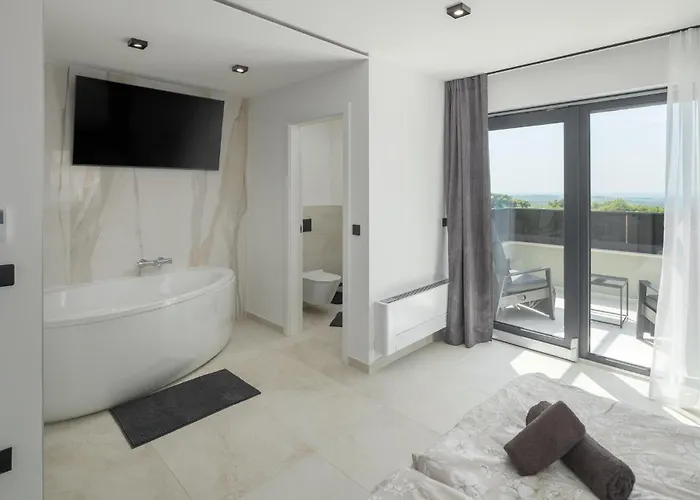 Cozy In Tar With Wifi 아파트 *